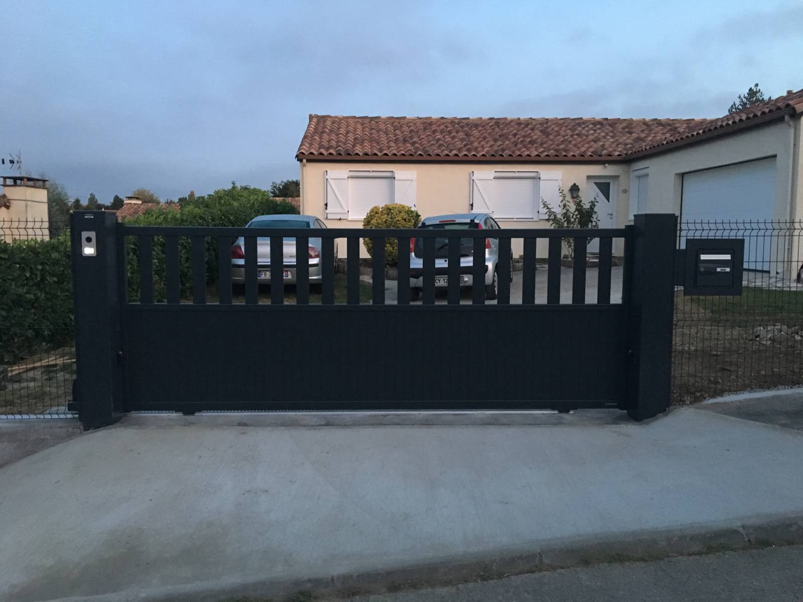 opter pour un portail coulissant motorisé moderne sur mesure en aluminium de haute qualité à Gragnague 31380