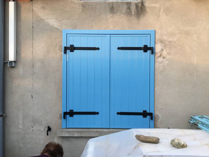 Fourniture et pose de volets battants en aluminium de couleur bleue à l'Union