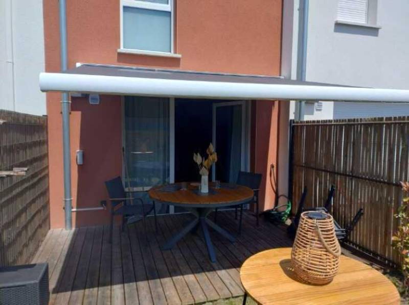 Pose d'une store banne coffre modèle Ares de la marque Gaviota à Toulouse